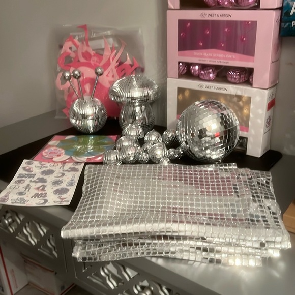 Disco assorted party decorations. - Picture 1 of 10